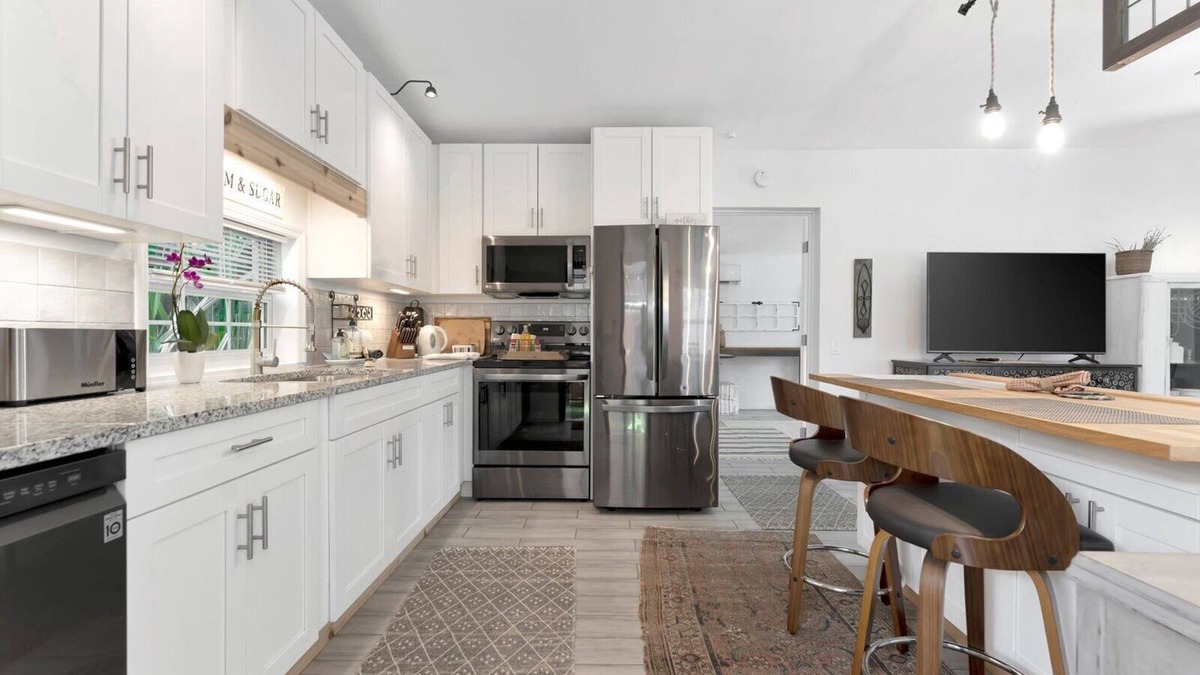 Largo House | 15 Mins to the Beach + Private Pool/Luxe Largo Home – Book Now!