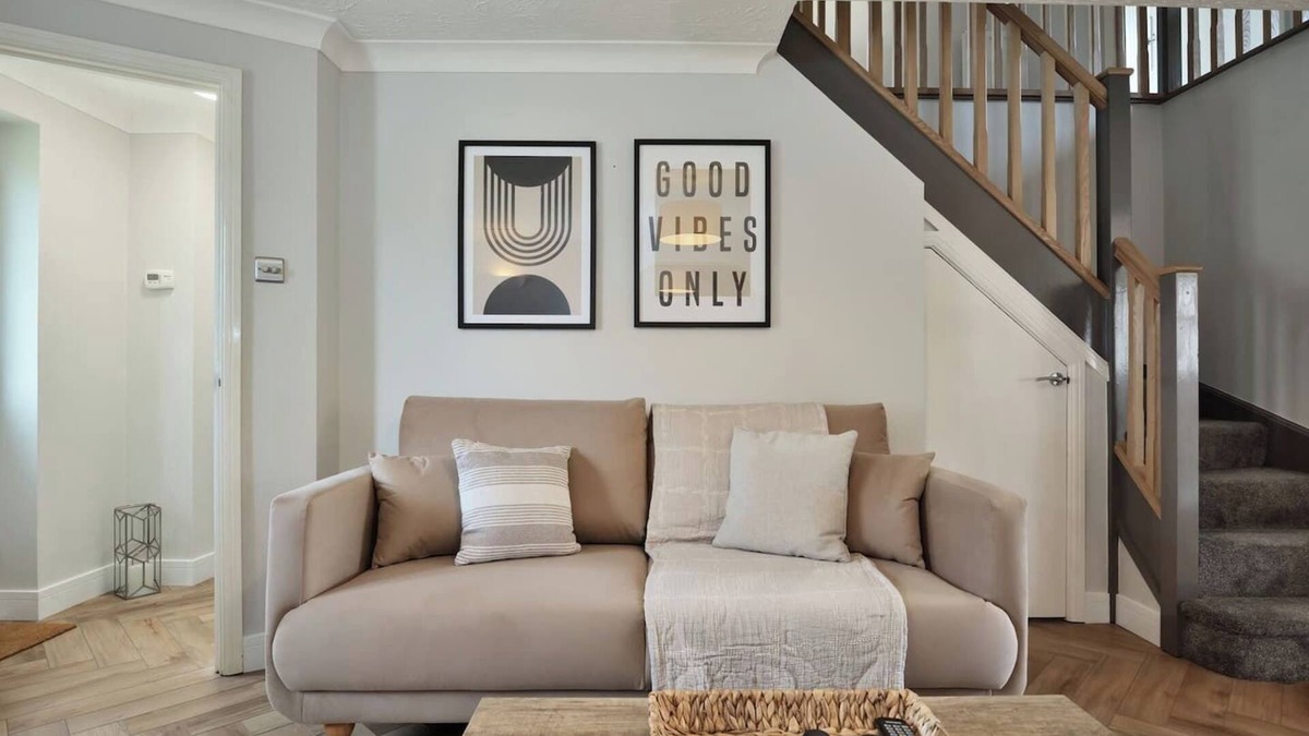 Hereford House | 15 Mins Walk to City Parking for 3 cars Walk to the Pub 6 mins Garden Spacious Home King Bedroom Smart TV