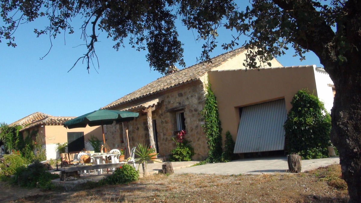 Almodovar del Rio House | 15 minutes from Cordoba stone house in meadow of 120 Ha with small castle