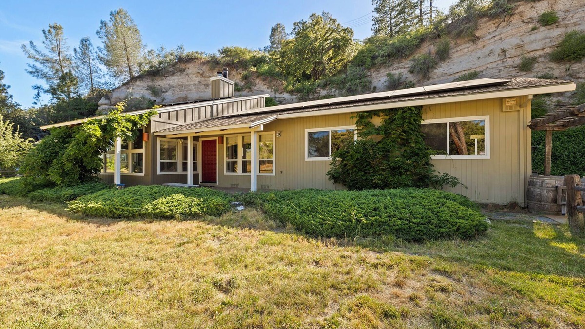 Forest Meadows House | 15 minutes from Murphys, Bocce Ball, Hot Tub, Pool Table, Sleeps 12