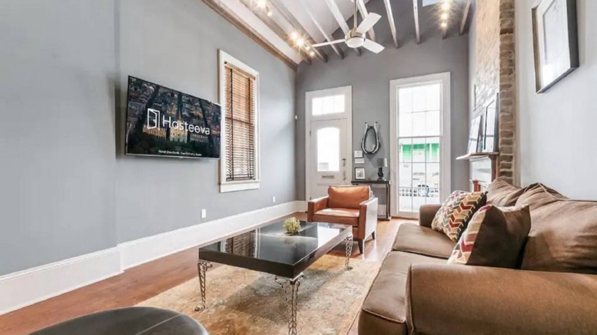 Faubourg Lafayette House | 15% OFF Monthly | 10% OFF Weekly-Hosteeva | 2BR Double Steps to St. Charles Ave.