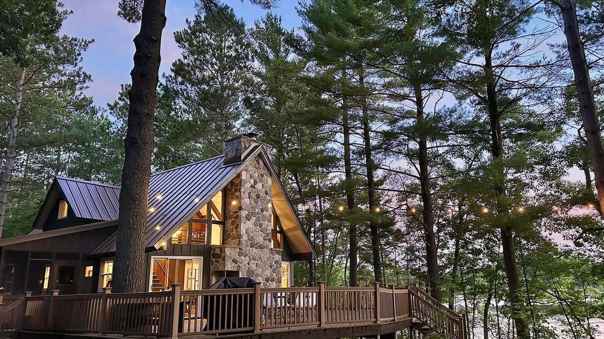 Oxford Ski Chalet | 15% Off September Stays - Lakefront Chalet: Dock, Close to WI Dells, Coffee Bar