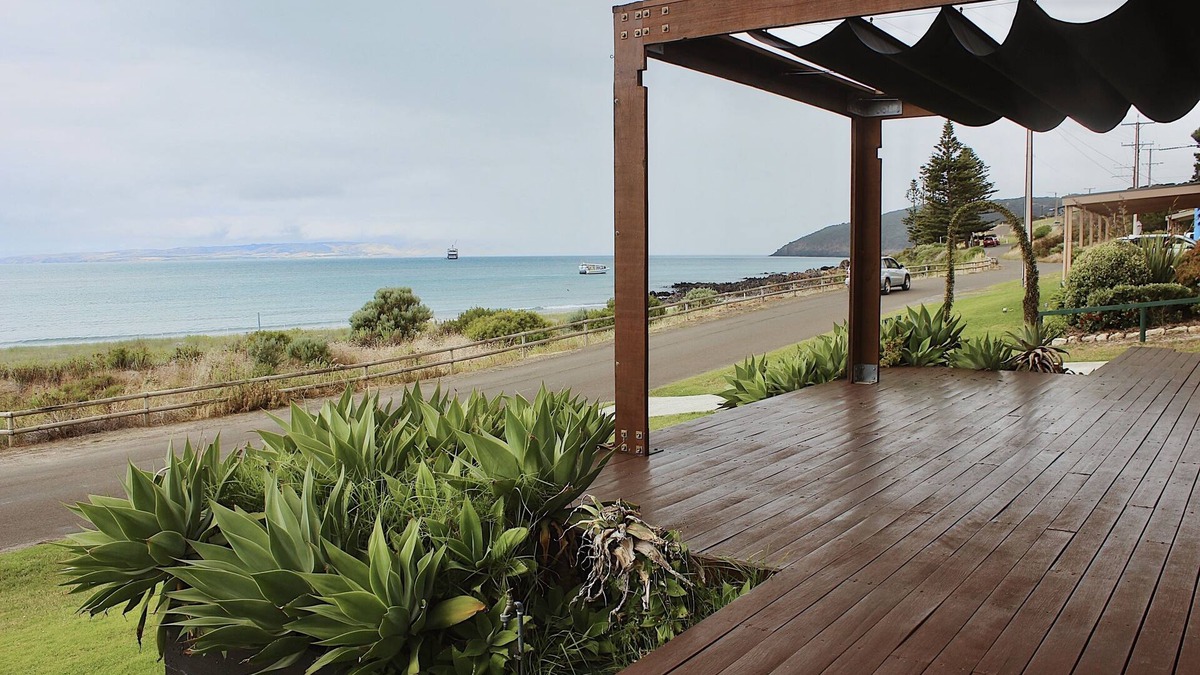 Penneshaw House | 15% Off Weekly | Beachfront-View Blue Shack | 4BR