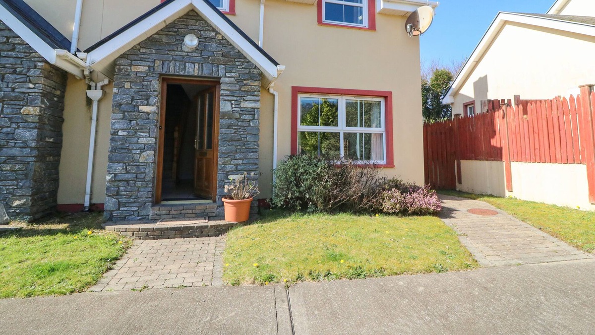 Kenmare Cottage | 15 SHEEN VIEW, family friendly in Kenmare, County Kerry