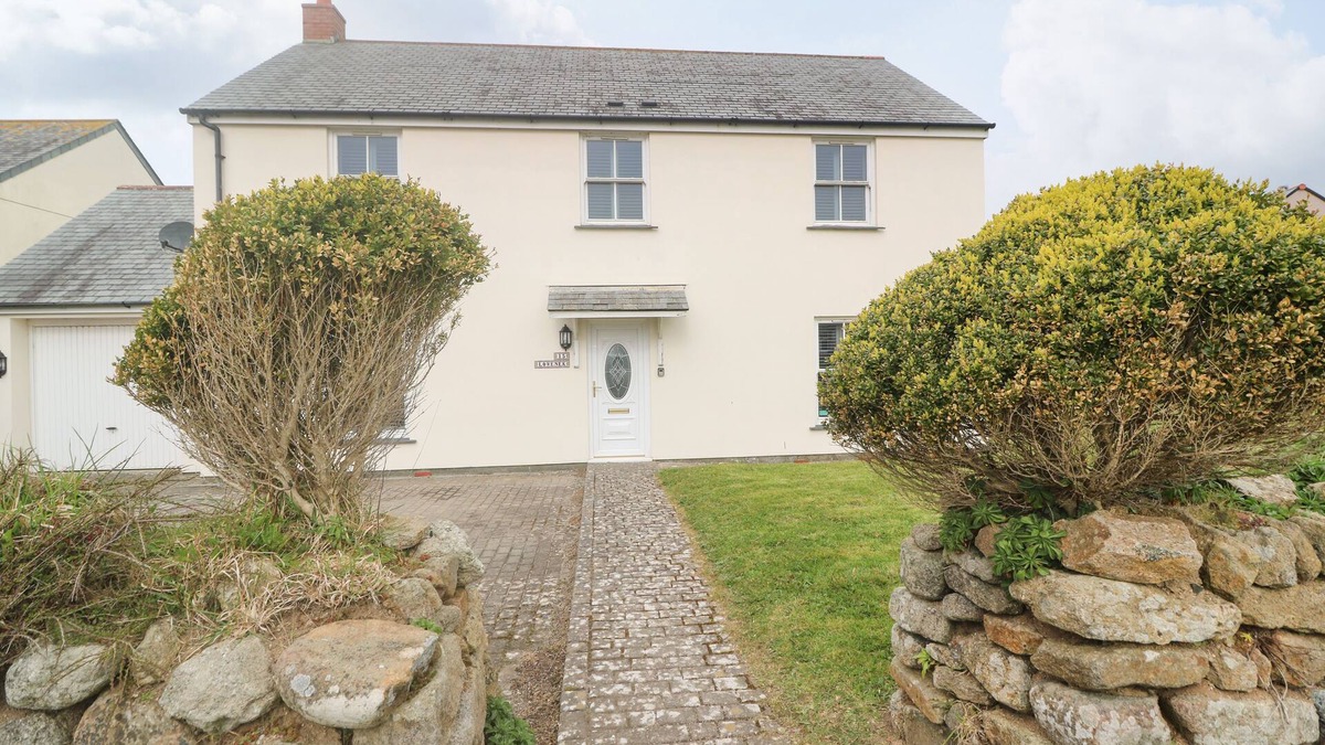 St. Buryan House | 15 TOWER MEADOWS, pet friendly, with a garden in St Buryan