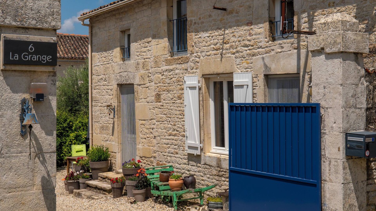 Brettes House | 150 year old cosy stone cottage in the Charante. Gay friendly welcome.