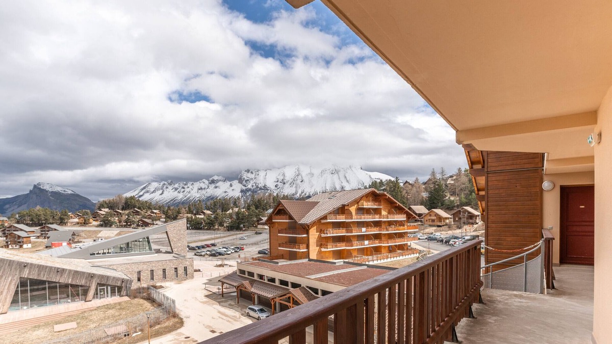 La Joue du Loup Apartment | 150m from the slopes, apartment for 8 with balcony