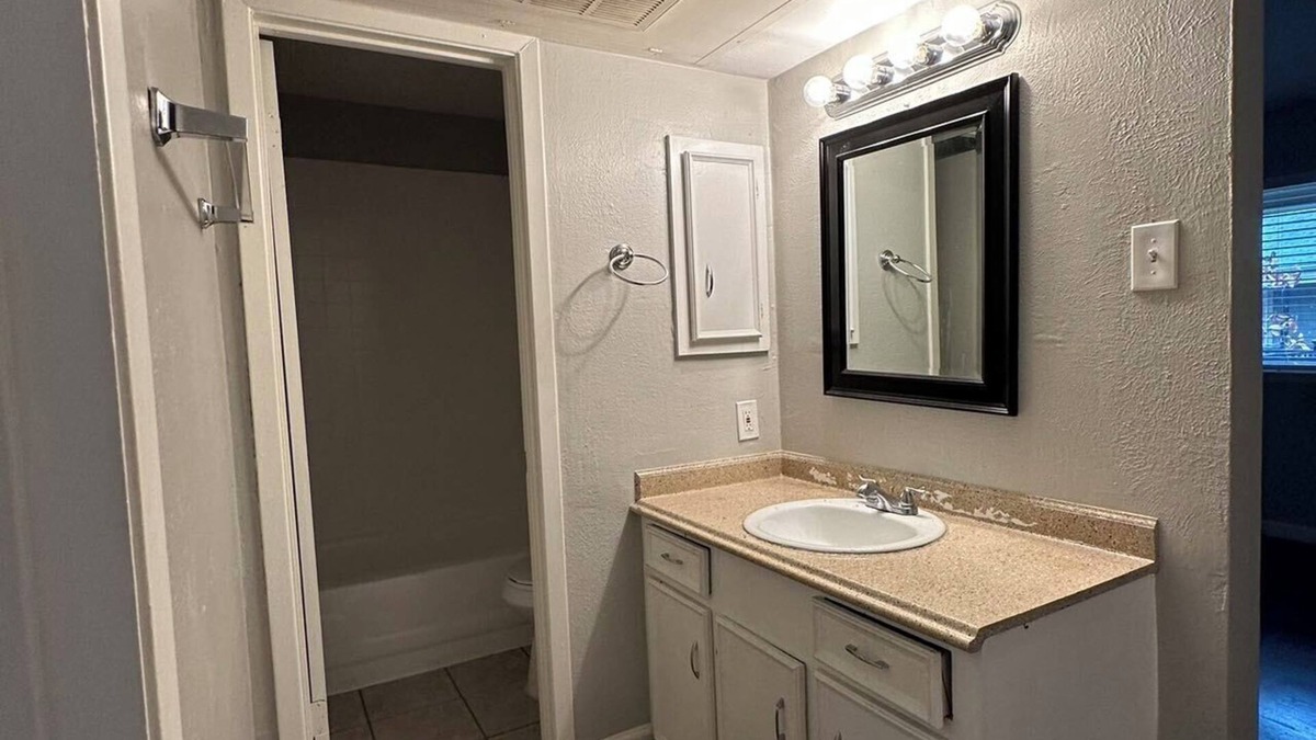 Old East Dallas Apartment | 1512 Annex Avenue : Semi furnished apartment