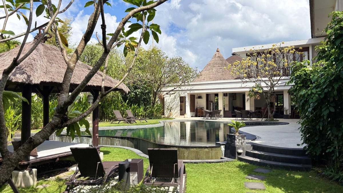 Dewi Sri Villa | 16 Bedroom Villa Private Pool Complex in Legian Bali