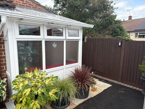 Uttoxeter Bed & Breakfast | 16 BENTLEY ROAD - Uttoxeter, ENTIRE HOLIDAY HOME, COSY ACCOMMODATION