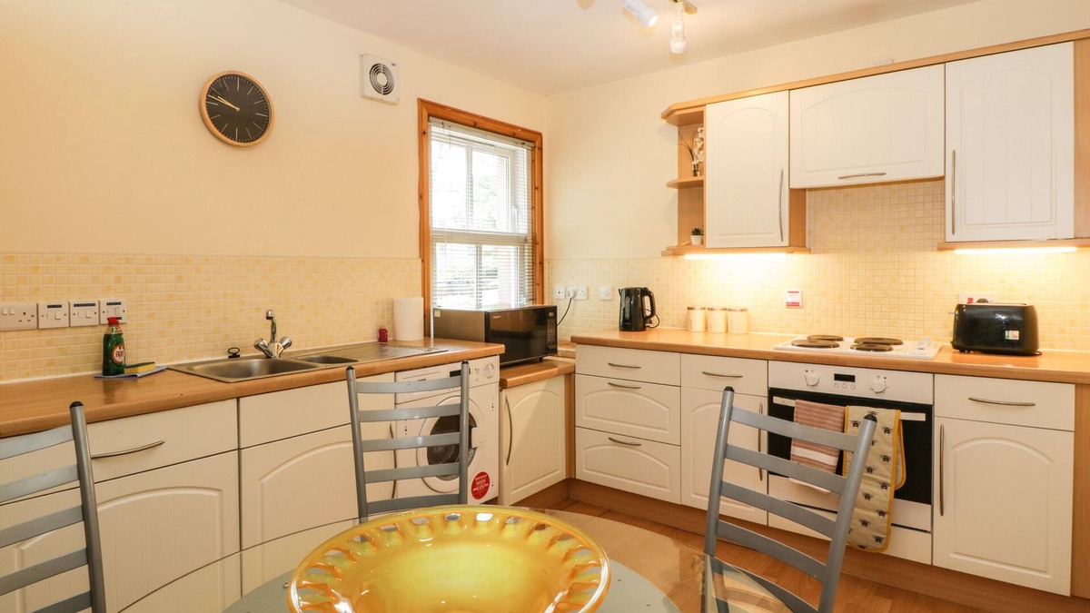 Uphall Cottage | 16 KNIGHTSRIDGE HOUSE in Livingston
