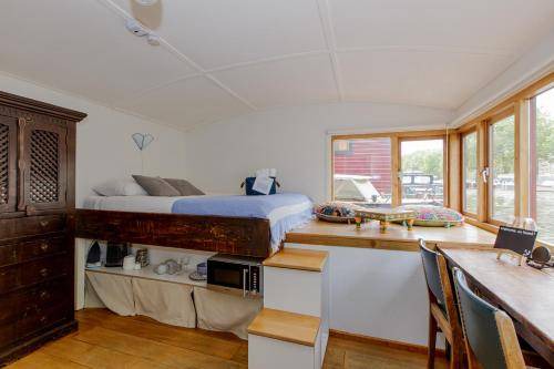 Jordaan Boat Rental | 16 m² Houseboat ∙ 2 guests