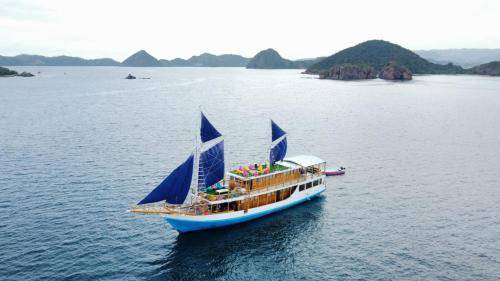 Labuan Bajo Boat Rental | 16 m² Houseboat ∙ 6 guests