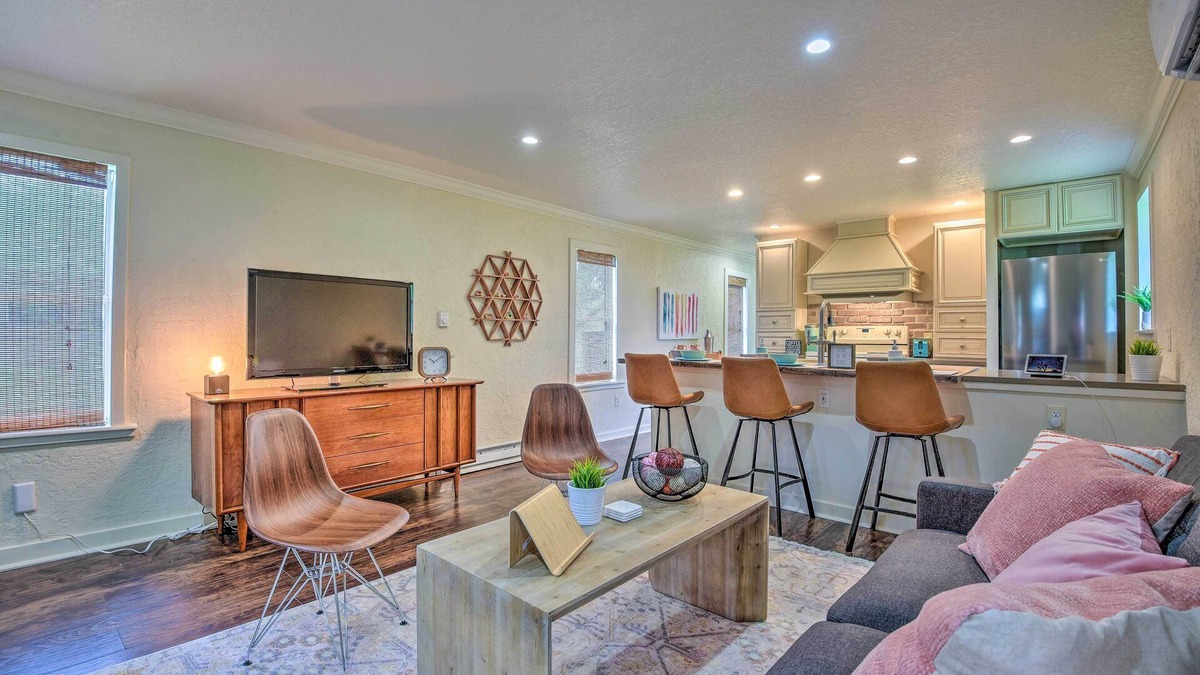 Winter Garden Cottage | 16 Mi to Disney: Cottage w/Deck in Winter Garden