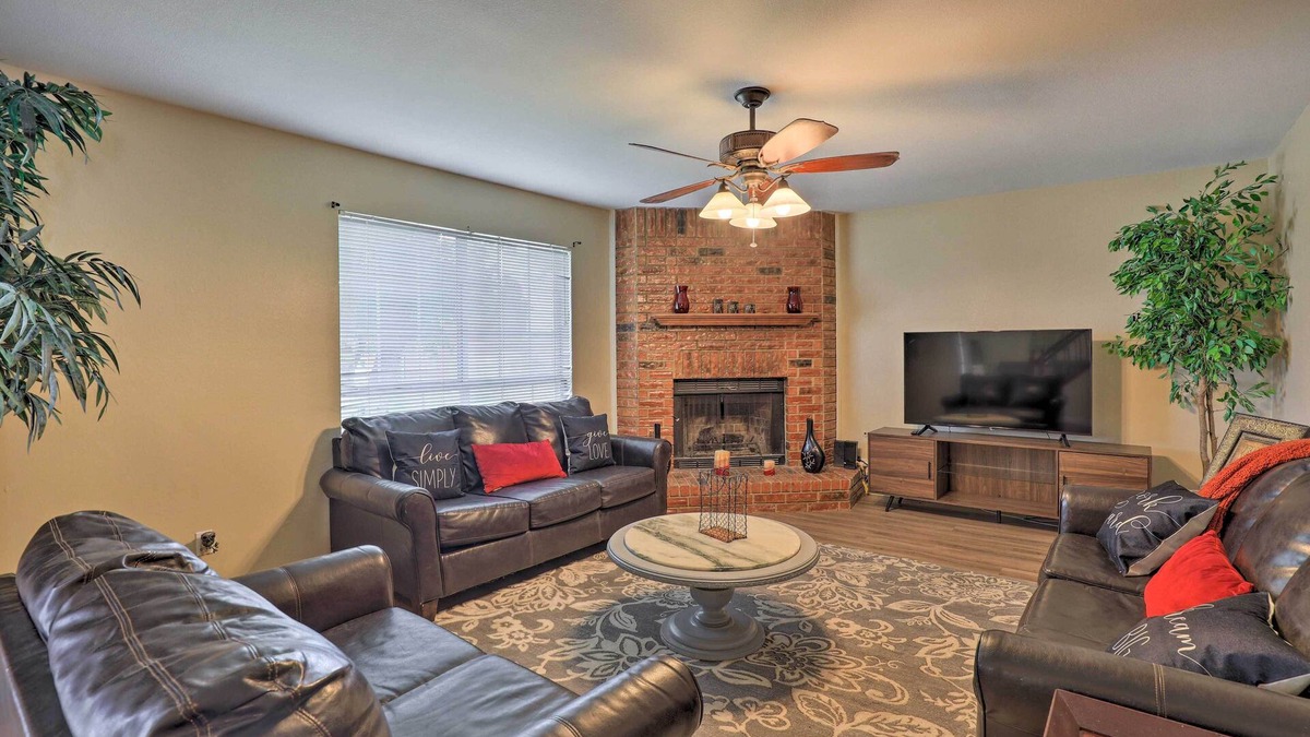 Cedar Hill House | 16 Mi to Dtwn Dallas: Spacious Home w/Yard!