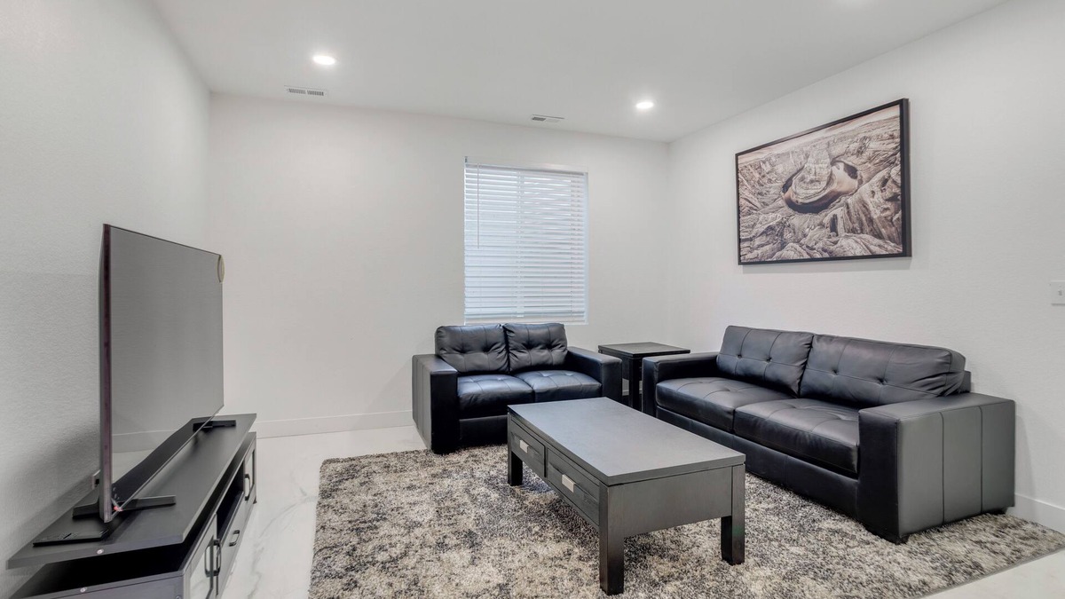 Gateway Apartment | 16 Mi to Dtwn Denver: Modern Apt w/Patio