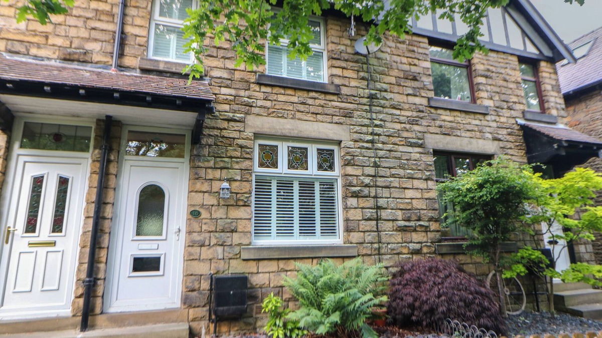 Little Hayfield Cottage | 16 OAK BANK, family friendly, character holiday cottage in New Mills