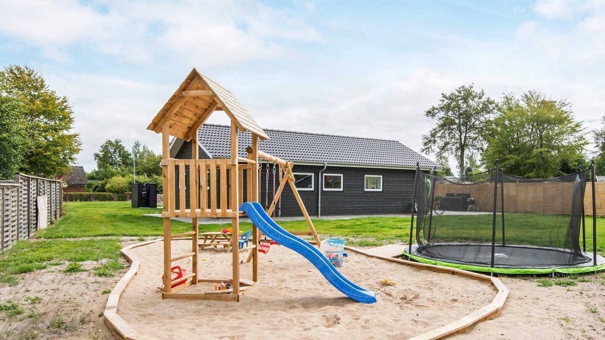 Fjellerup House | 16 person holiday home in Glesborg