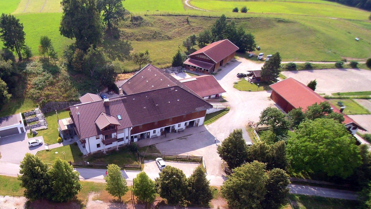 Munchen District Apartment | 160 sqm gallery apartment in a quiet hamlet southeast of Munich (MVV area)