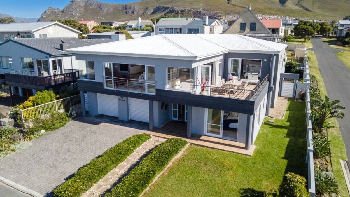 Kleinmond House | 164@Beach Road | Seaside Luxury for Families & Friends in Kleinmond