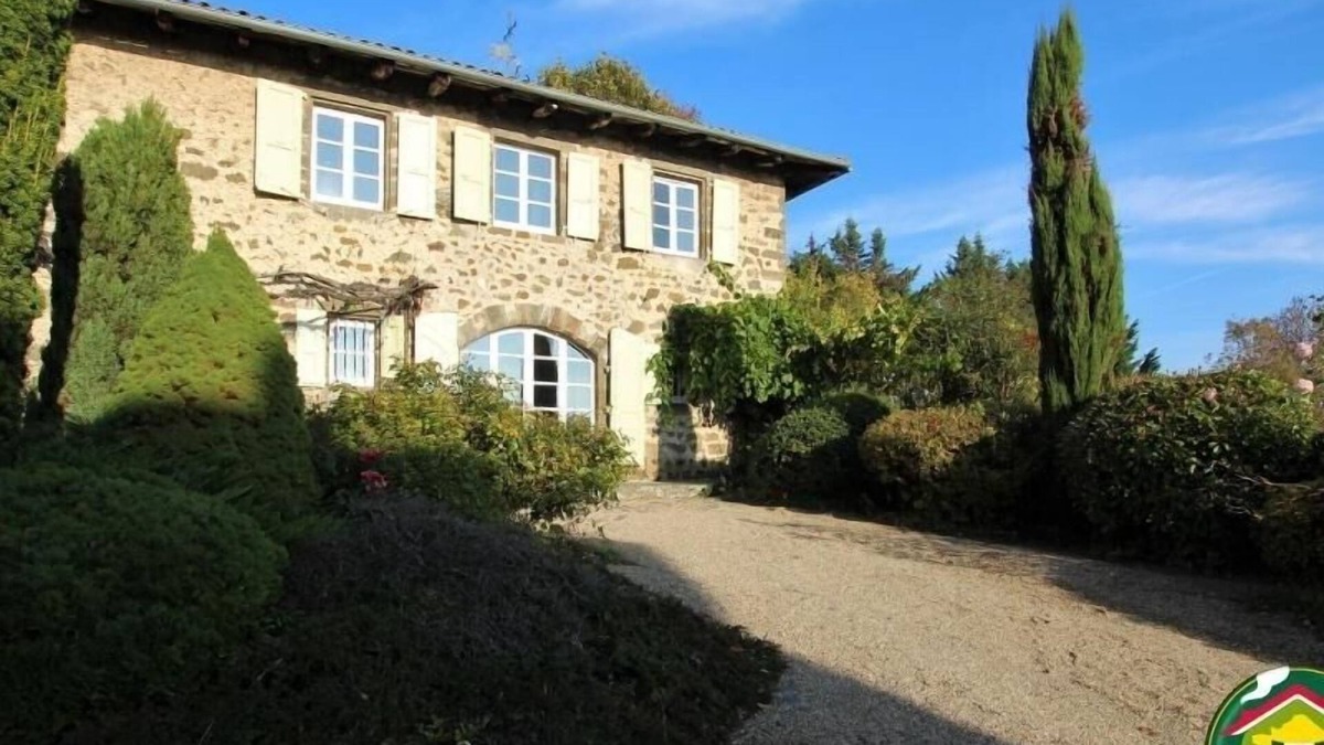Polignac Cottage | 16th Century Farmhouse with Enclosed Garden and WiFi