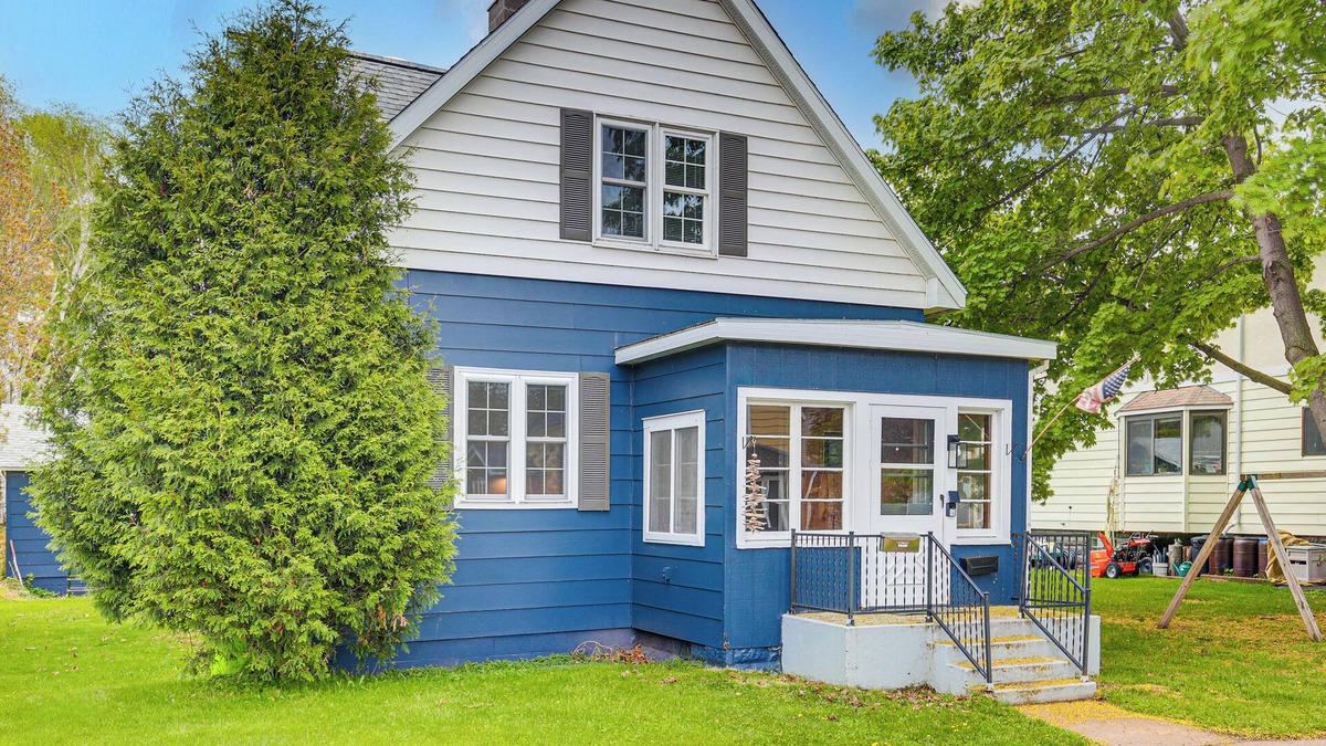 Ontonagon House | 17 Mi to Porkies: Getaway Steps to Beach & Main St