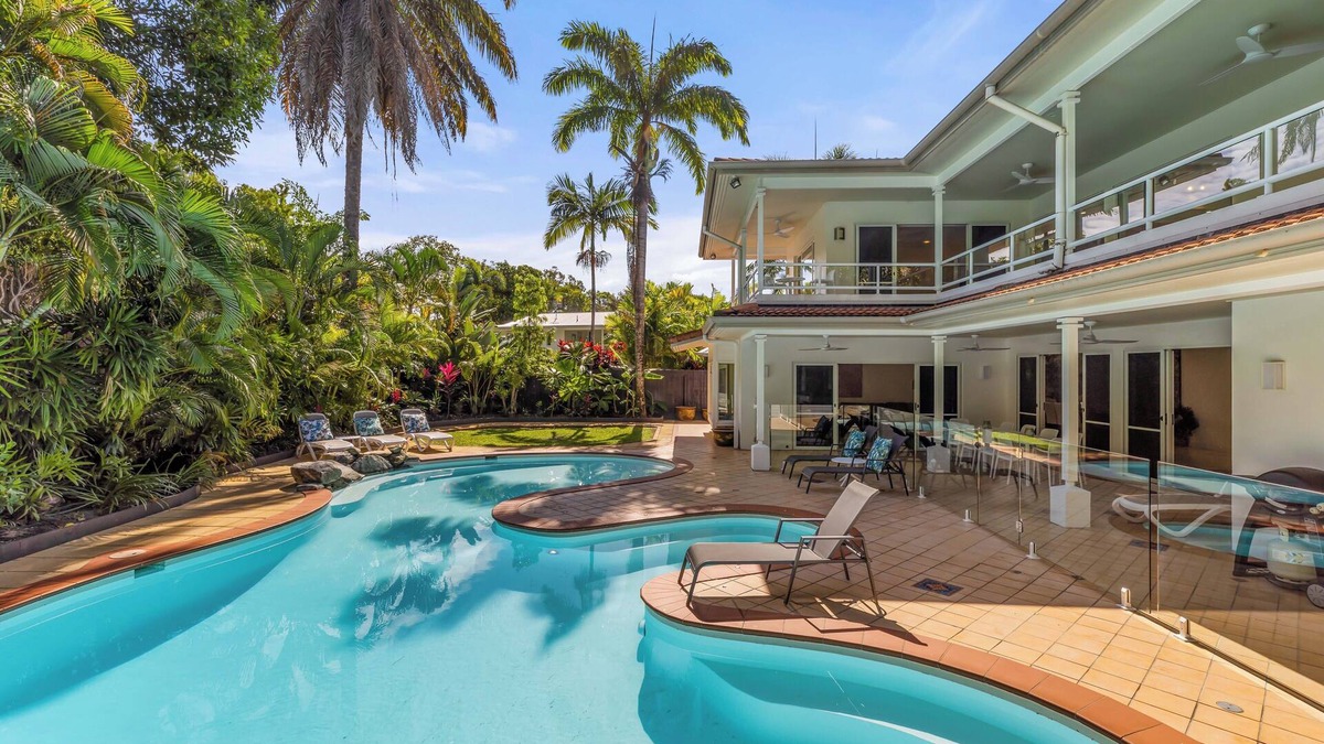 Port Douglas House | 17 Solander Boulevard - 6 Bedroom House Across From The Beach