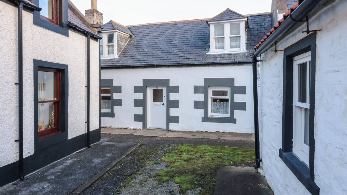 Cullen Cottage | 171 SEATOWN, pet friendly, character holiday cottage in Cullen