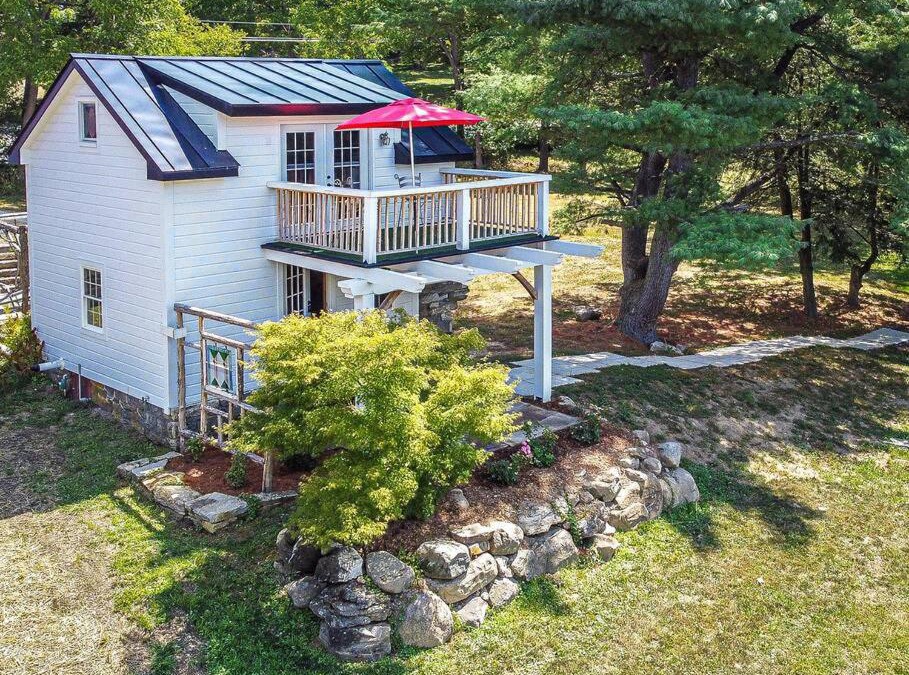 Chester House | 1786 Farm Cottage Honeymoon Suite Renovated 2022