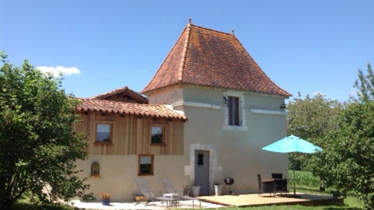 Palluaud Cottage | 17th C Pigeonnier - magical romantic couples retreat