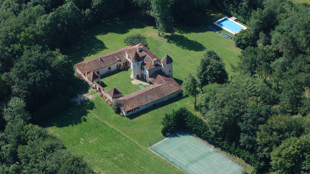 Coulounieix-Chamiers House | 17th-century manor house, piano, tennis court, heated swimming pool. Ideal for families
