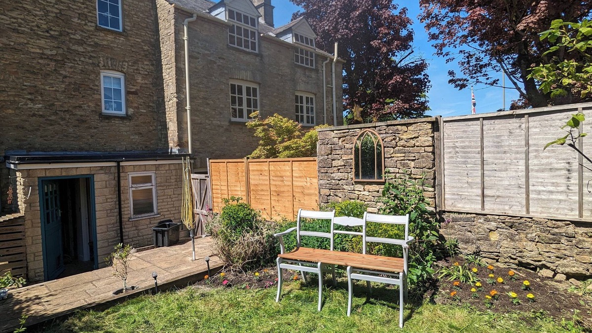 Chipping Norton Cottage | 17th Century Borough Cottage -heart of Chipping Norton. Family and pet friendly!