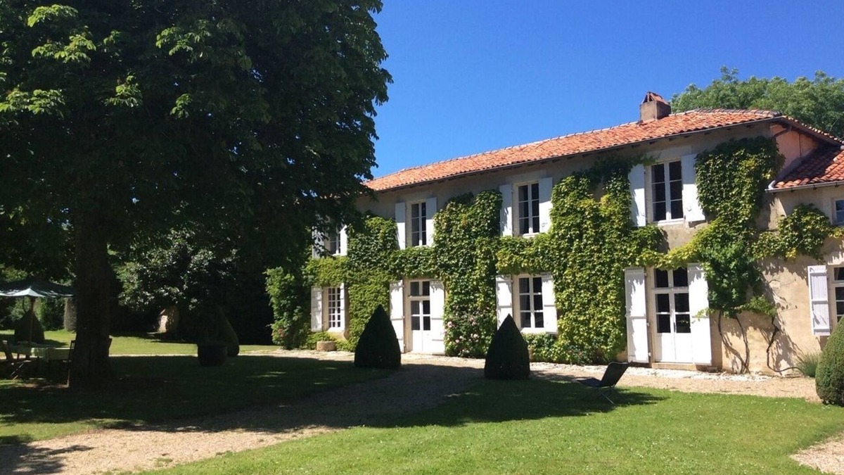 Condac House | 17th century Charentais manor house on the banks of the Charente/tennis - swimming pool