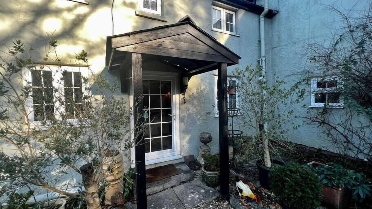 Cowbridge House | 17th century cottage on farm in Vale of Glamorgan