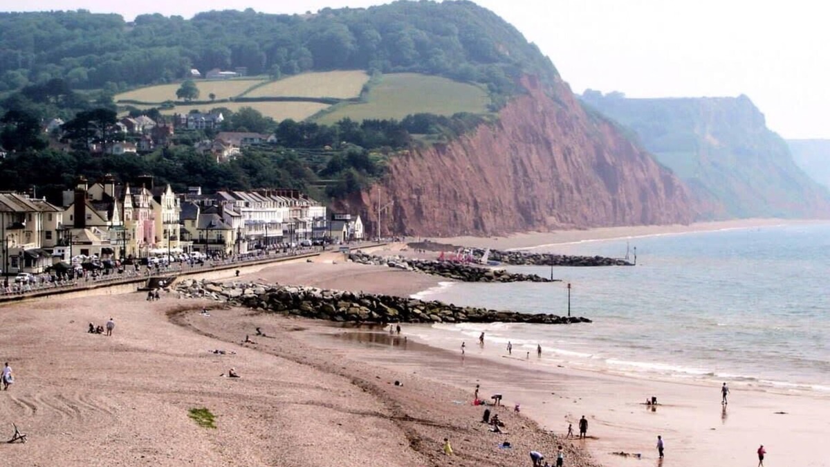 Ottery St Mary House | 17th Century Thatched Cottage, 10 Mins to Sidmouth