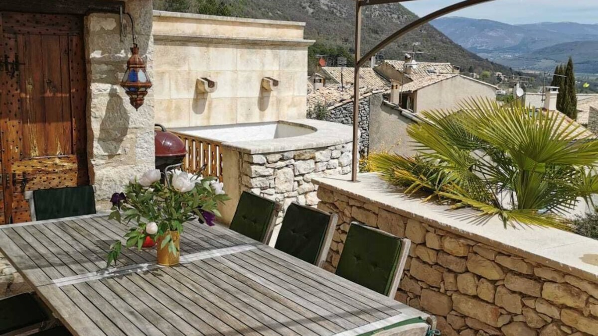 Banon House | 17th century house on the outskirts of the charming medieval village of Banon.