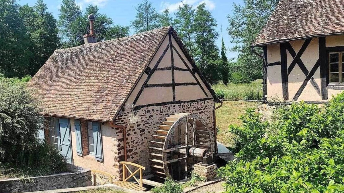 Jars House | 17th century mill with heated swimming pool near Sancerre