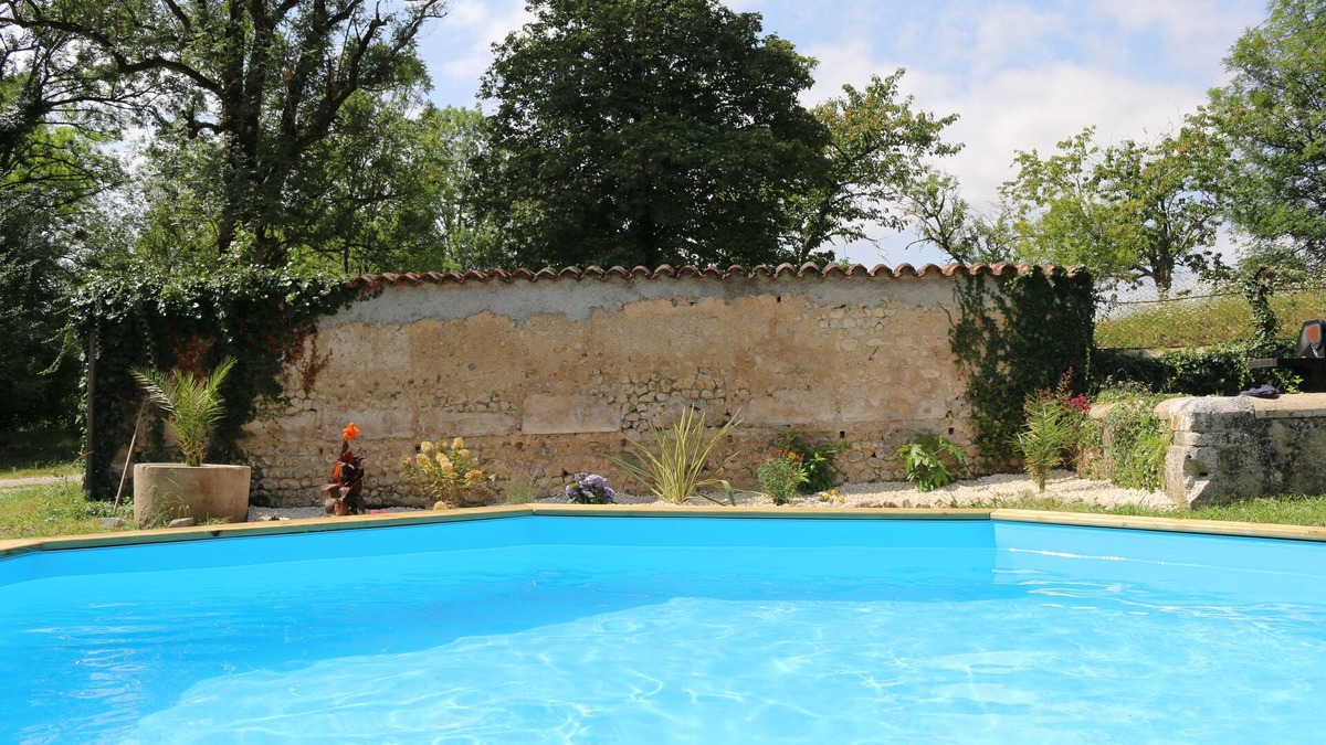 Montboyer Cottage | 17th Century Pretty Cottage with pool