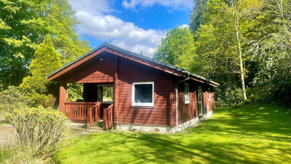 Rashfield Cottage | 18 Lamont Lodges - a lodge that sleeps 6 guests in 3 bedrooms