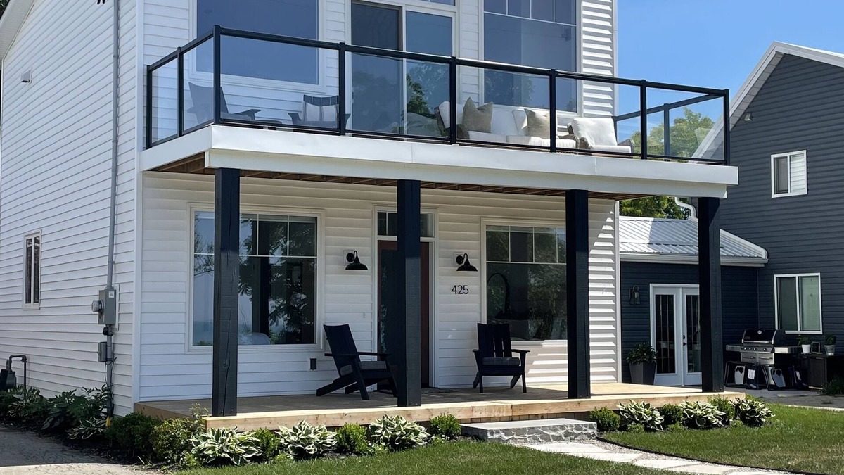 Port Stanley Cottage | 180 degree lake view, luxury Port Stanley escape overlooking the beach!