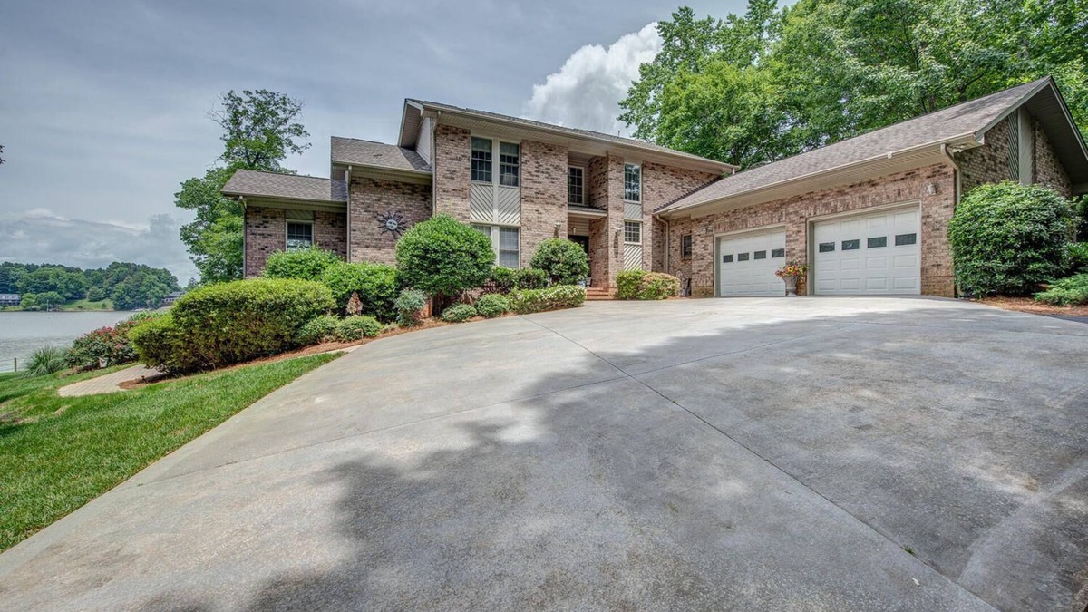 Belmont House | 180 degree lake view, 300 ft. of shoreline, heated pool, and private beach.