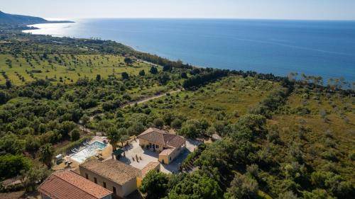 Caronia Villa | 180 m² Villa ∙ 6 bedrooms ∙ 12 guests