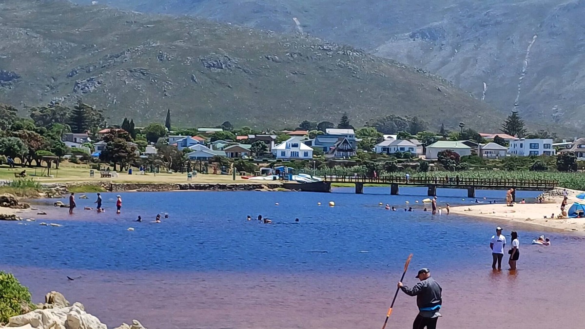 Kleinmond Apartment | 180° beach, lagoon and mountain view, 4min. walk to main beach and shop center.
