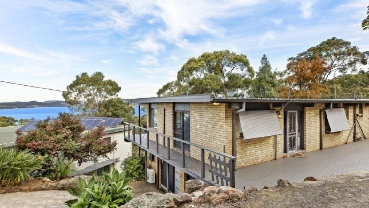 Point Clare House | 180° Water Vista With Outdoor Spa