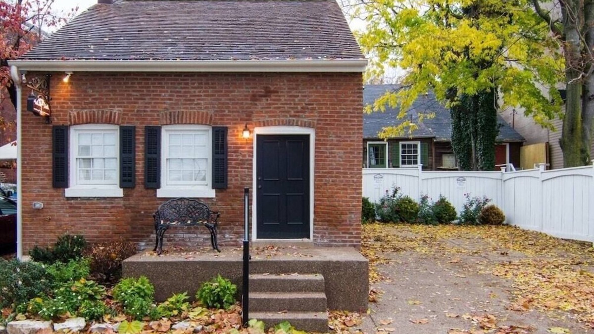 St. Charles Cottage | 1830's Luxury Brick Cottage, Cozy Fireplace, right off the Cobblestone Streets!