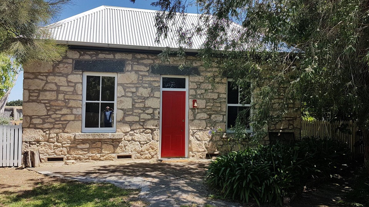Port Fairy Cottage | 1850's Goldie's Cottage Port Fairy