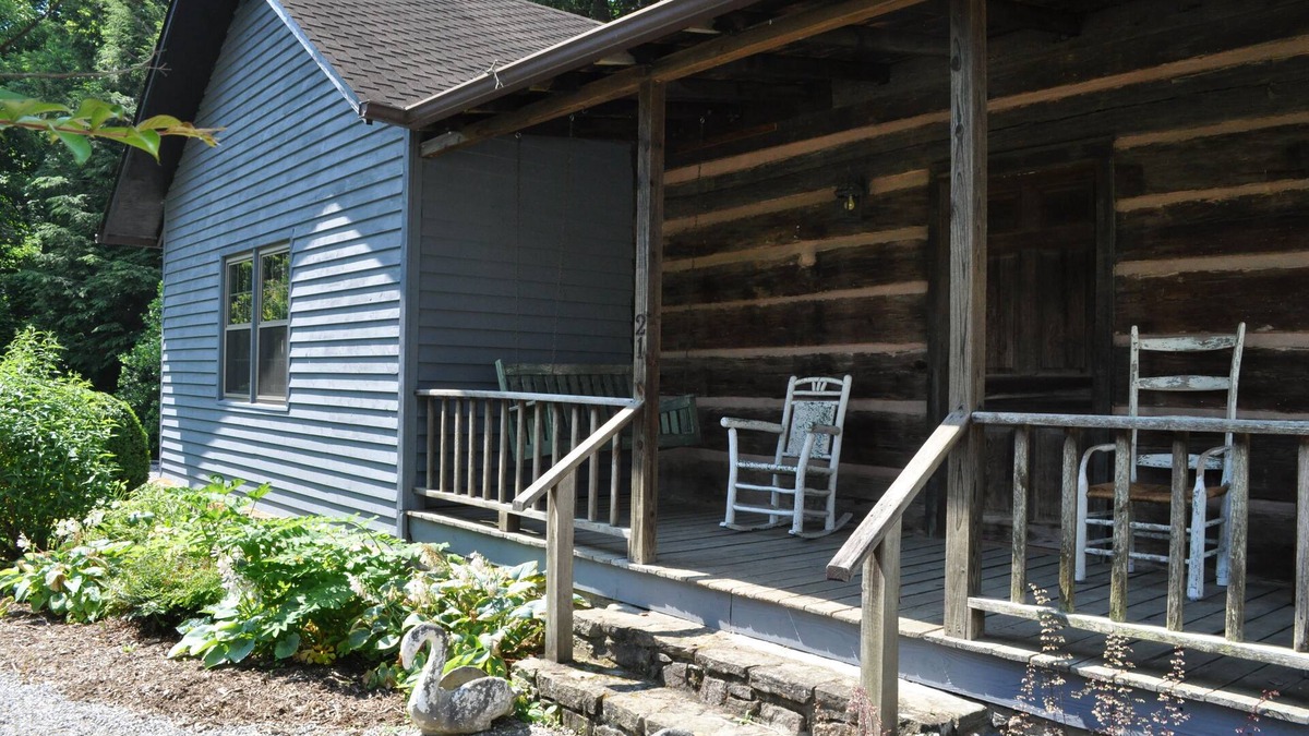 Weaverville House | 1850s log cabin 1 mile to downtown Weaverville 15% discount 7 days or more