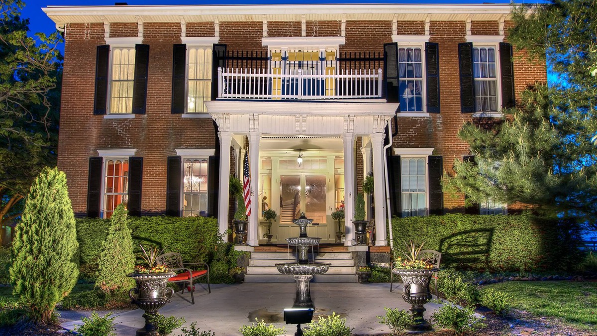 Springfield Bed & Breakfast | 1851 Historic Maple Hill Manor B&B