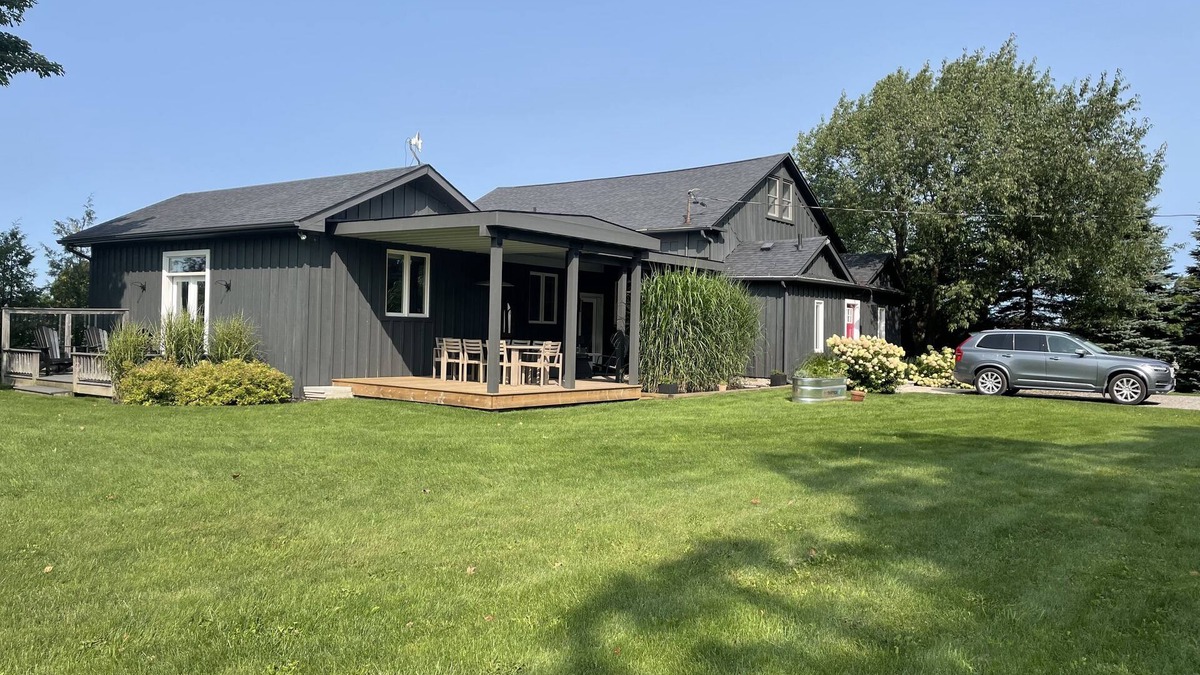 Grey Highlands House | 1870 Renovated Historic School House close to Ski Hills Winter Seasonal Rental