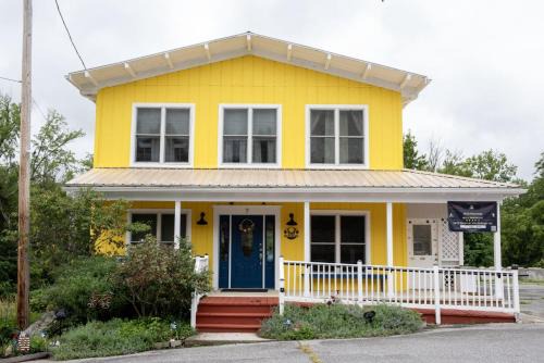 Hancock House | 1878 RiverRun B&B - Waterfront, Self-Serve Breakfast, WiFi, Trail and River access